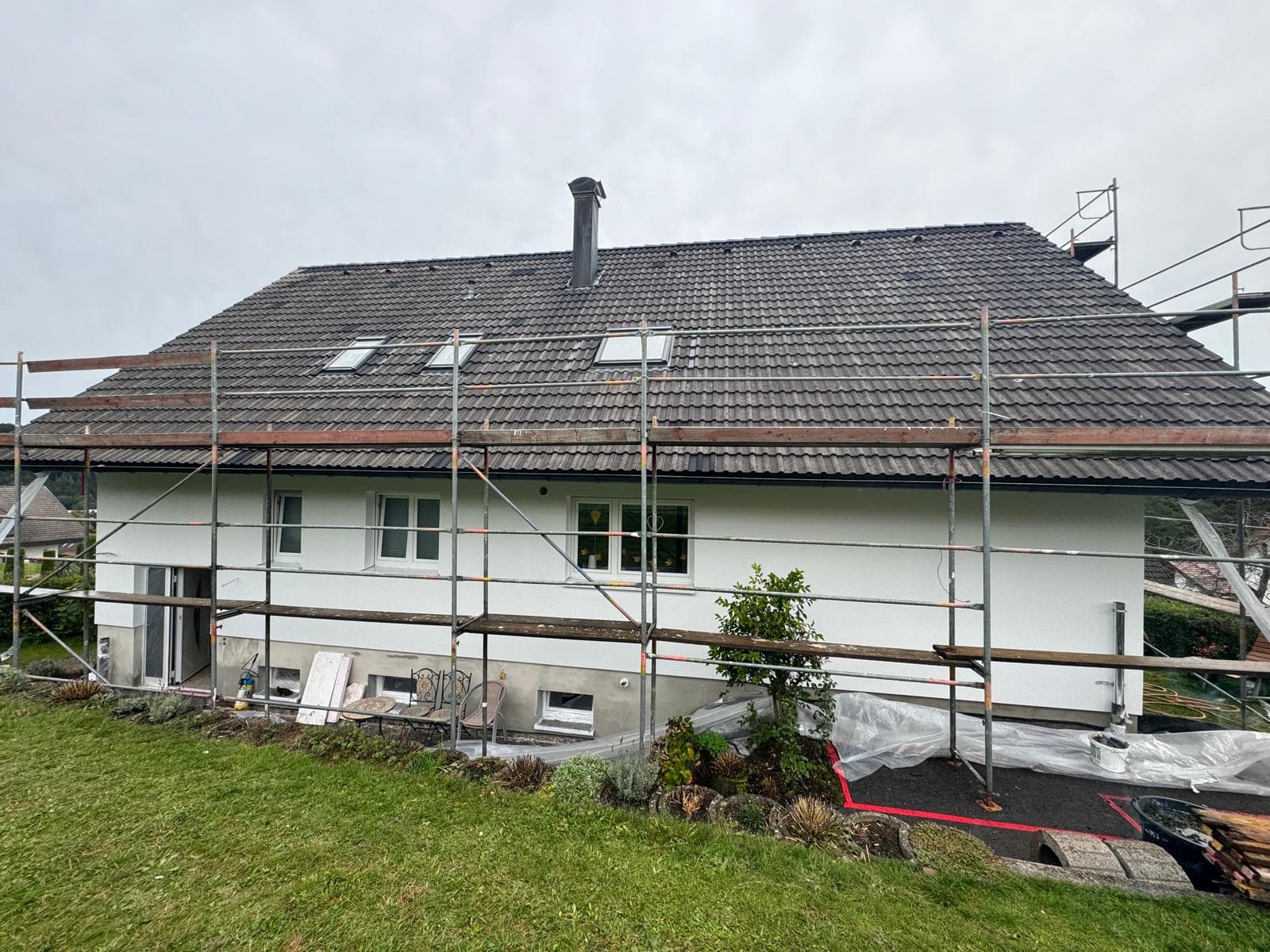 Eingerüstetes Einfamilienhaus vor Beginn der Fassadenarbeiten