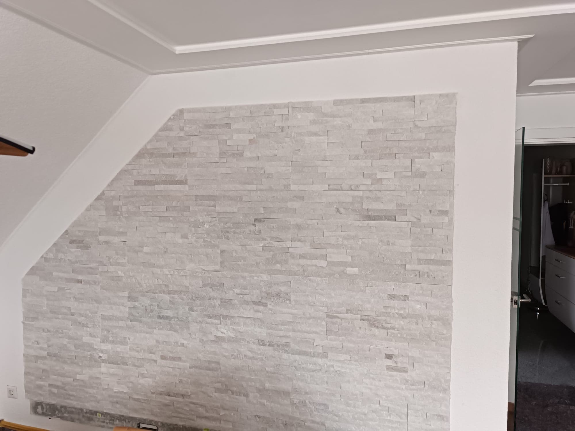 Helle Klinker-Verblendung als Akzentwand in einem Wohnzimmer