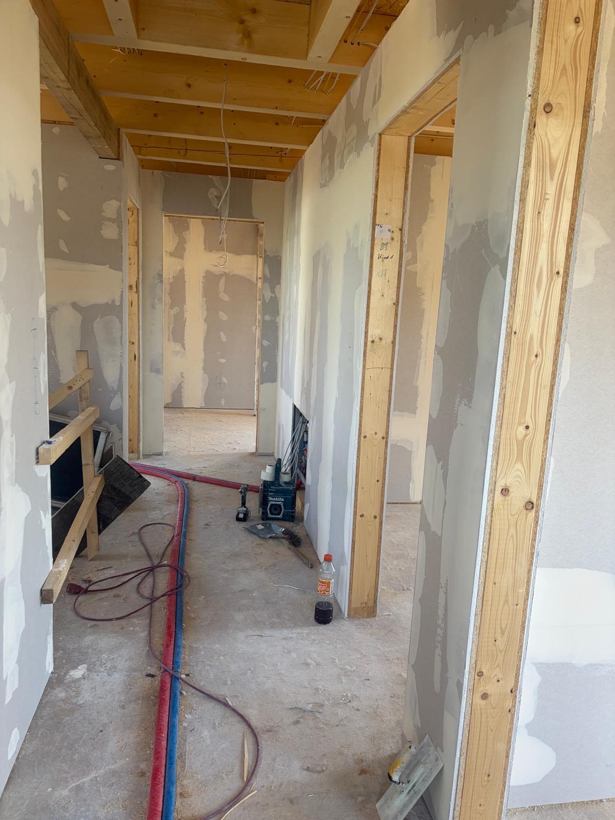 Ausgebautes Dachgeschoss mit neuen Trockenbauwänden und Holzbalken