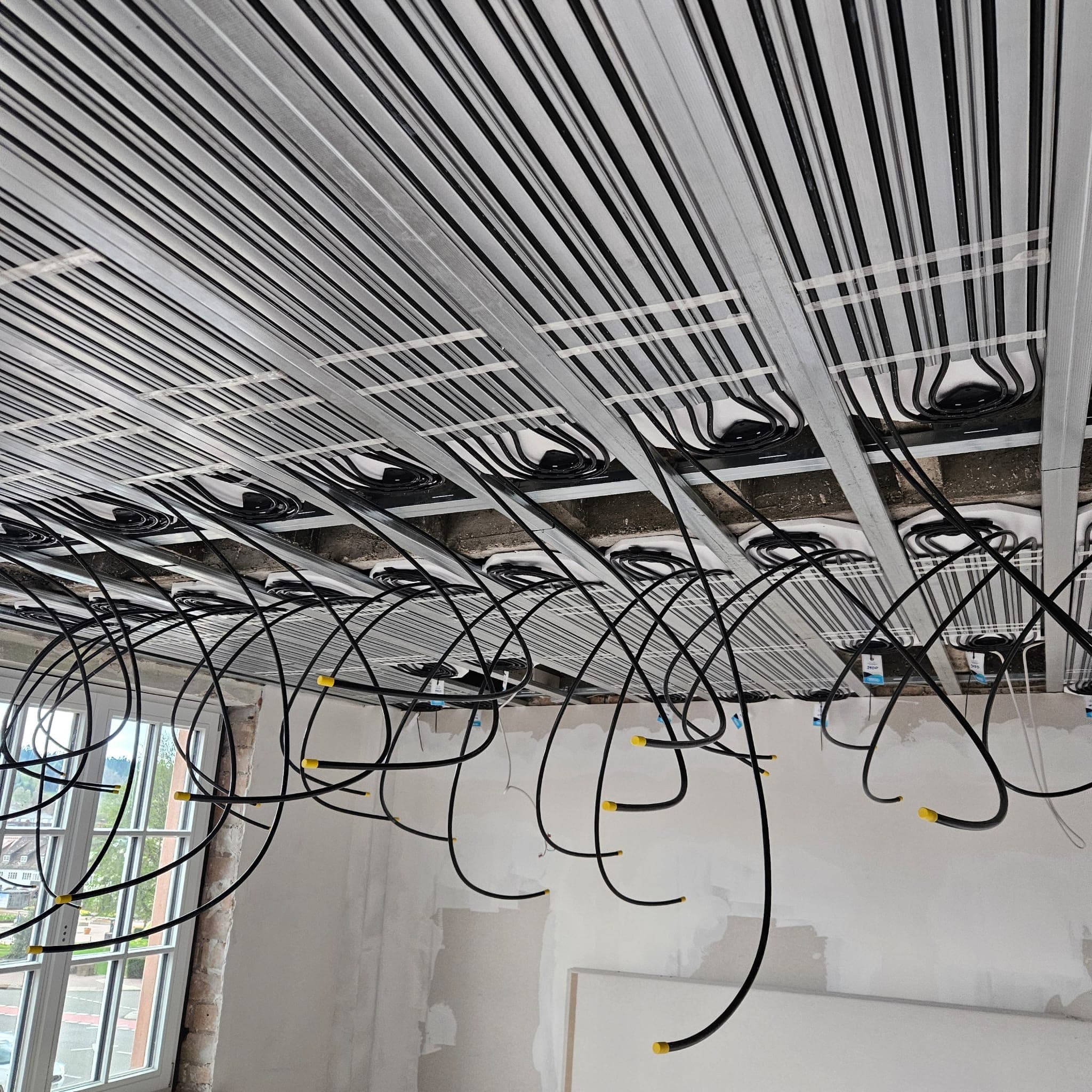 Offene Deckenkonstruktion, vorbereitet für den Einbau einer Deckenheizung
